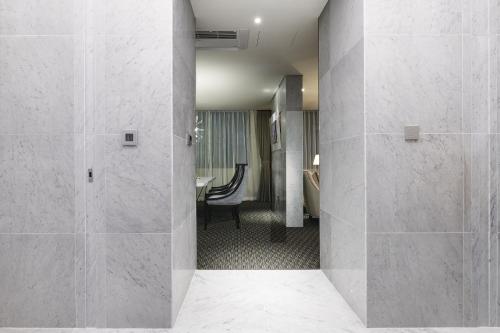 Ett badrum på Jeongseon Intoraon Hotel