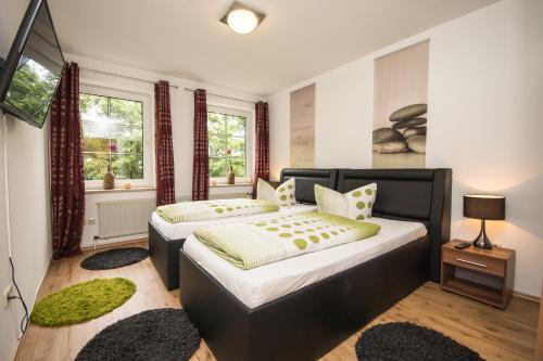 1 dormitorio con 2 camas y ventana en Zellerfelder Hof, en Clausthal-Zellerfeld