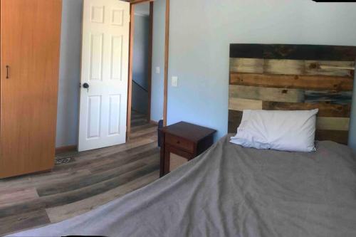 Ένα ή περισσότερα κρεβάτια σε δωμάτιο στο Casa de campo a 5 minutos del lago caburga