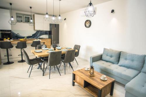 een woonkamer met een tafel en een bank bij Apartment Peace and quiet in Jelsa
