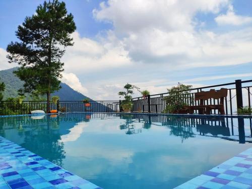 una piscina con vistas a la montaña en Dream House Tam Đảo - Venuestay en Vĩnh Phúc