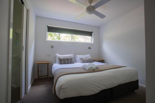 A bed or beds in a room at Halls Gap Lakeside Tourist Park