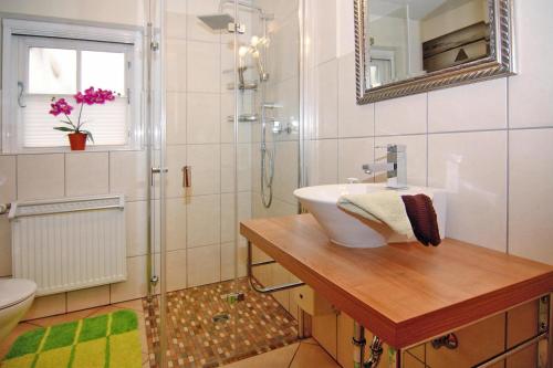 Kúpeľňa v ubytovaní Apartment in Rehm-Flehde-Bargen with a shared pool