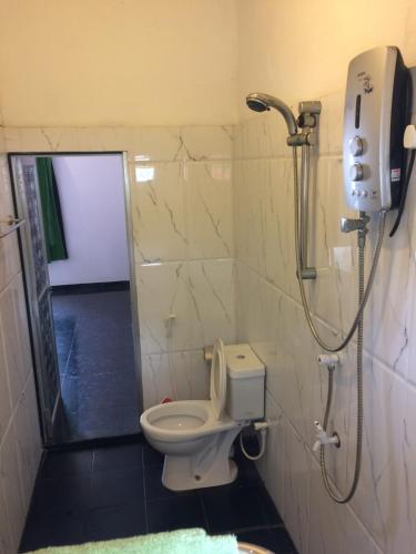 Un baño con ducha y WC. en La Breeze, en Hikkaduwa