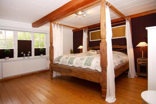 1 dormitorio con cama con dosel en una habitación en Apartment in Rehm-Flehde-Bargen with a terrace en Rehm-Flehde-Bargen