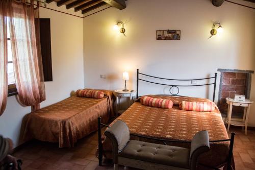 Un dormitorio con 2 camas y una silla. en Room in Holiday house - Apartment in Farmhouse Casolare dei Fiori en Chiesina Uzzanese