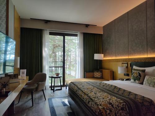 Postel nebo postele na pokoji v ubytování Hyatt Regency Dharamshala Resort