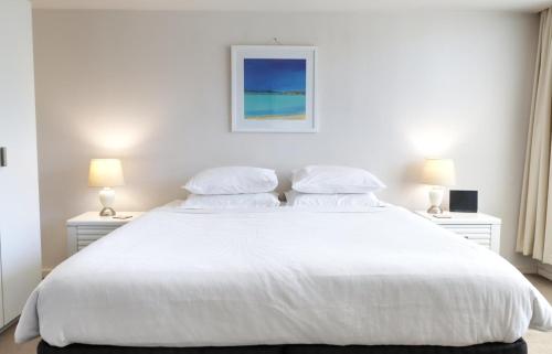 - une chambre blanche avec un grand lit blanc et deux lampes dans l'établissement Fiveways Balcony, King Bed, Chef's Kitchen, à Fremantle