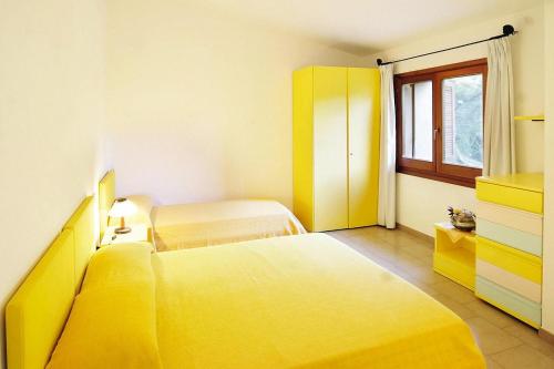 a hotel room with two beds and a window at Apartment in Palau near Surf Paradise in Porto Pollo