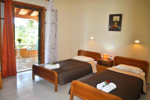 Ένα ή περισσότερα κρεβάτια σε δωμάτιο στο Apartments Papadatos near Pelekas Beach, Corfu