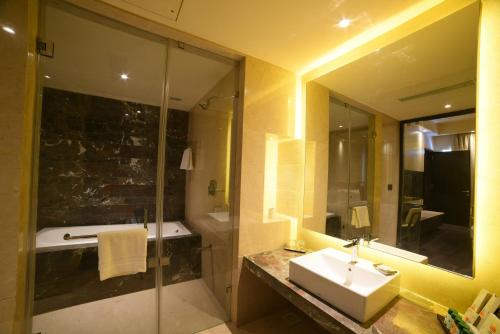 y baño con lavabo y ducha. en Iscon The Fern Resort & Spa, Bhavnagar en Bhavnagar