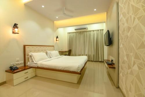Postel nebo postele na pokoji v ubytování Visava Amusement Park & Resort Navi Mumbai