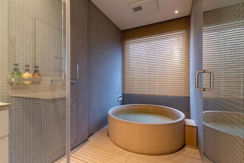 Ένα μπάνιο στο Chalet W by H2 Life