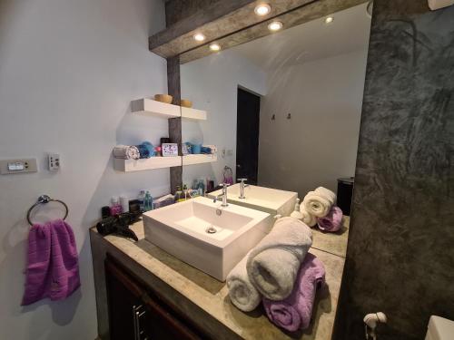 La salle de bains est pourvue d'un lavabo et d'un miroir. dans l'établissement Priscilla Villa, à Koh Tao