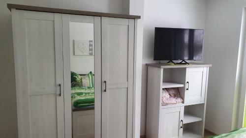 TV a/nebo společenská místnost v ubytování Moderne, barrierefreie Ferienwohnung