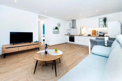 OTTO apartment with sea view and parking