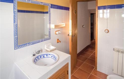 Salle de bains dans l'établissement Lovely Home In Archidona With Private Swimming Pool, Can Be Inside Or Outside