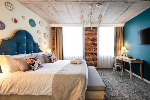 Una cama o camas en una habitación de Hotel Indigo Krakow - Old Town, an IHG Hotel