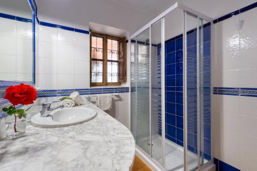 Un baño con lavabo y ducha de cristal. en Villa Can Cova Camp, en San Antonio