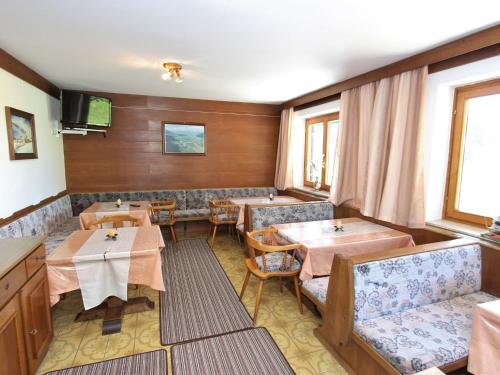 マイスホーフェンにあるSpacious Apartment near Ski Trail in Maishofenのテーブルと椅子が備わるレストラン