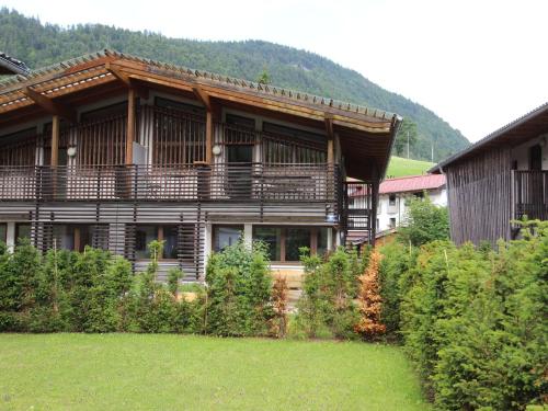 キルヒドルフ・イン・チロルにあるStellar Holiday Home in Kirchdorf in Tirol near Ski Areaの大きな木造の建物(正面に庭園あり)