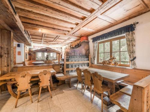 ein Esszimmer mit Holztischen und -stühlen in der Unterkunft Quaint alpine hut in the Stubaital with sauna in Neustift im Stubaital