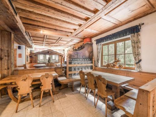 jadalnia z drewnianymi stołami i krzesłami w obiekcie Chalet in Stubaital by Ski Slope & Sauna w Neustift im Stubaital