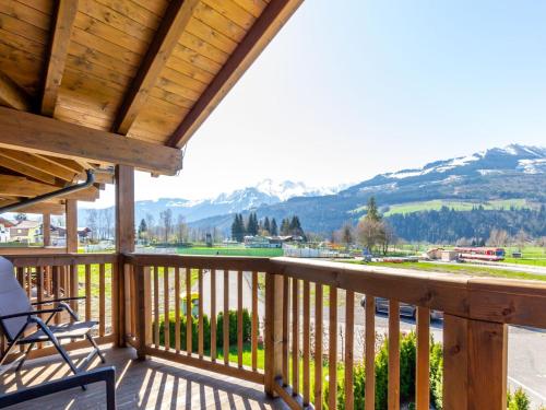 una terraza con vistas a las montañas en Apartment in Piesendorf in ski area with sauna, en Piesendorf