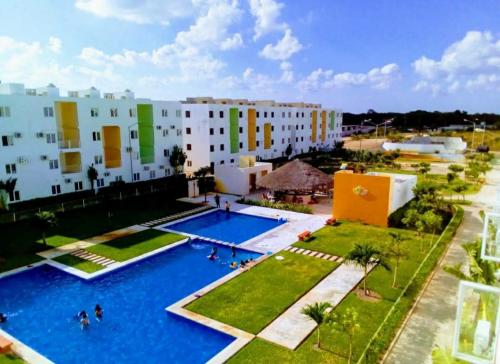 una vista aérea de un complejo con piscina en Regios en Cancún, en Cancún