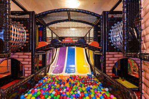 a pile of balls on a roller coaster at Aurelius Imparatul Romanilor in Poiana Brasov