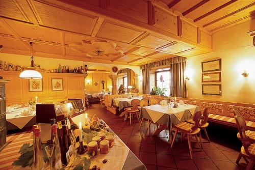 a restaurant with tables and chairs in a room at Hotel Zum Schwarzen Bären in Emmersdorf an der Donau