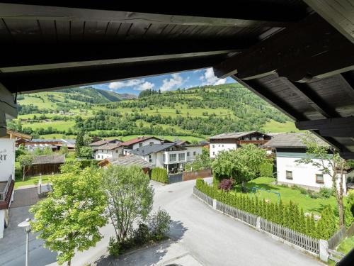 ニーダーンジルにあるSpacious Apartment near Ski Area in Niedernsillの家から町の景色