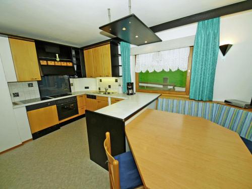 Küche/Küchenzeile in der Unterkunft Cozy Apartment in Oberperfuss near Ski Area