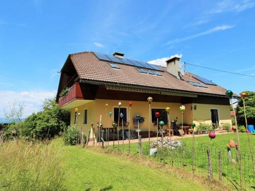 uma casa com painéis solares por cima em Apartment in Koettmannsdorf near bathing lake em Wurdach