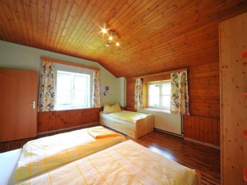 um quarto com 2 camas e 2 janelas em Apartment in Vordernberg near ski area em Vordernberg