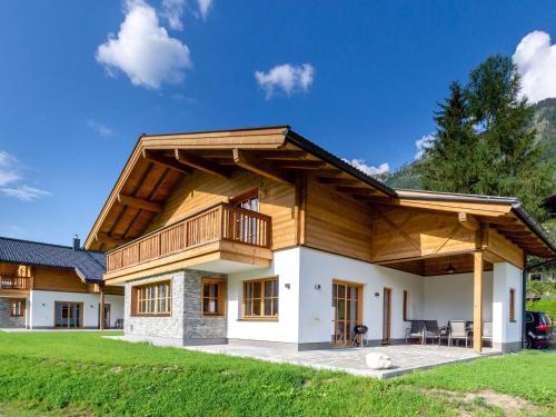 een groot huis met een houten dak bij Chalet with garden in Bad Hofgastein Salzburg in Bad Hofgastein