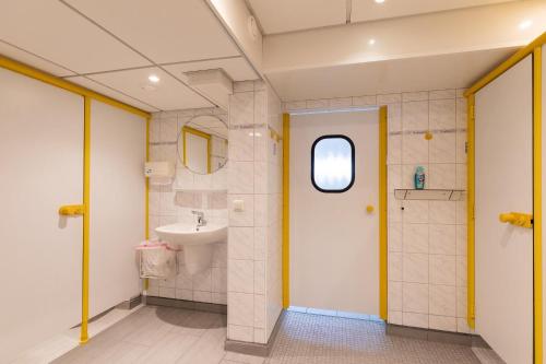 een badkamer met een wastafel en een spiegel bij Haus Vogelsand Whg 307 in Cuxhaven