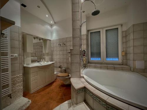 La salle de bains est pourvue d'une baignoire, de toilettes et d'un lavabo. dans l'établissement Stylové apartmánky, à Frýdek-Místek