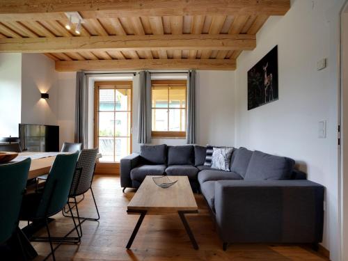 - un salon avec un canapé et une table dans l'établissement Holiday home in ski area in Mauterndorf with sauna, à Begöriach
