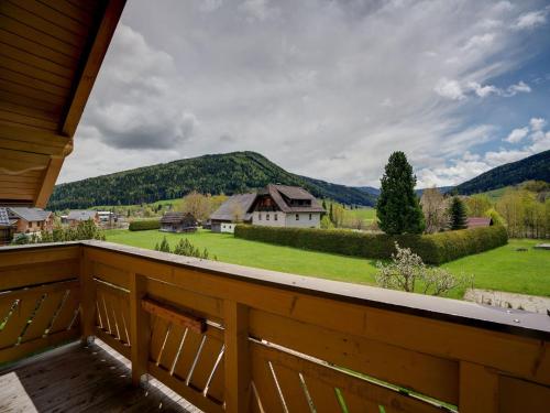 - une vue depuis la terrasse d'une maison avec des montagnes en arrière-plan dans l'établissement Holiday home in ski area in Mauterndorf with sauna, à Begöriach