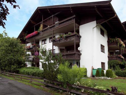ein weißes Gebäude mit Blumen auf den Balkonen in der Unterkunft Apartment near the skiing area in Going