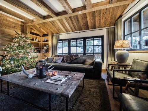 una sala de estar con un árbol de Navidad y un sofá en Premium chalet in Wagrain with 2 saunas and pool, en Wagrain