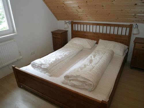 バート・クラインキルヒハイムにあるHoliday home in Bad Kleinkirchheim near ski areaの大型ベッド(白いシーツ、枕付)