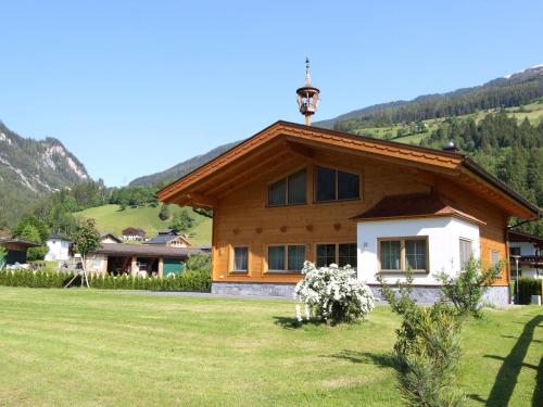 ヴァルト・イム・ピンツガウにあるBoutique Holiday Home in Wald in Pinzgau with Gardenの草原家