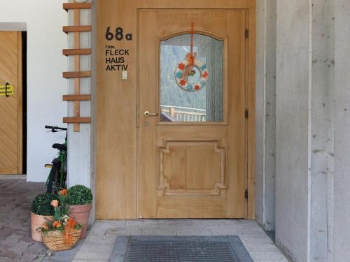 レンゲンフェルトにあるSpacious apartment near the tztal Alpsの花輪のある家の木製ドア