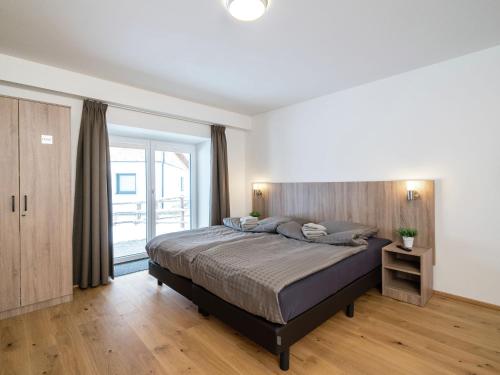 sypialnia z dużym łóżkiem i oknem w obiekcie Premium maisonette near ski resorts w mieście Sankt Michael im Lungau