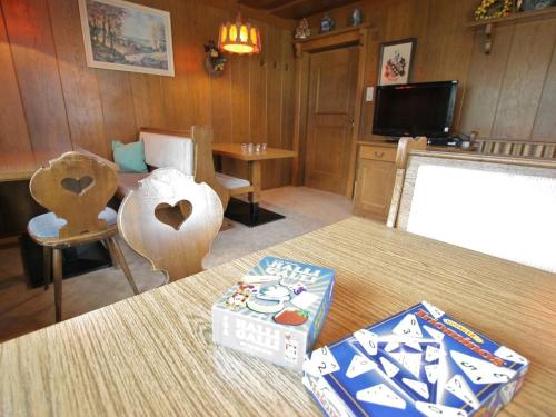 ein Wohnzimmer mit einem Tisch mit Spielkarten in der Unterkunft Beautiful Holiday Home near Ski Area in Ellmau in Ellmau