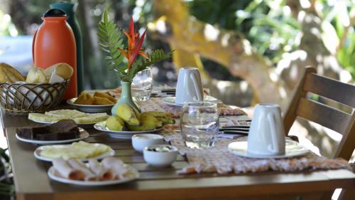 una mesa con platos de comida en la parte superior en Pousada Tortuga, en Barra Grande