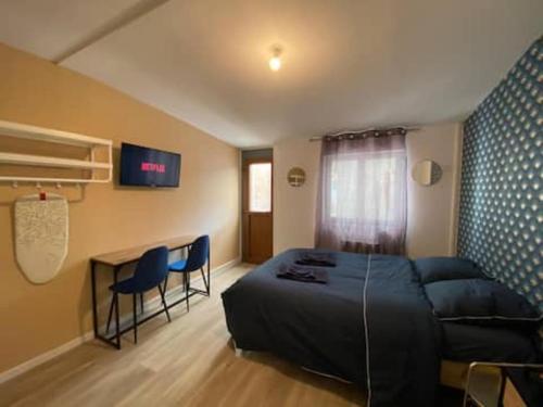 1 dormitorio con cama y escritorio. en NG SuiteHome - Lille I Roubaix Rémy Cogghe - Studio - Netflix - Wifi en Roubaix