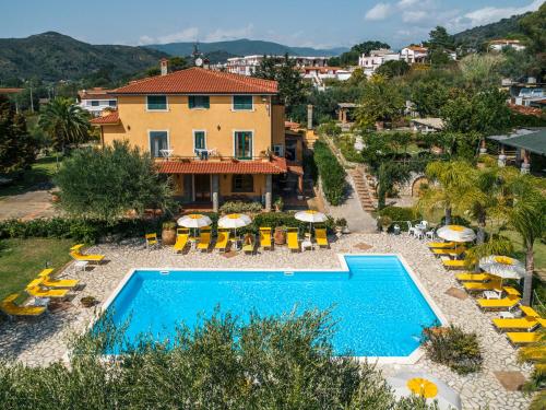eine Villa mit einem Pool und einem Resort in der Unterkunft Residence e B&B Villamirella in Palinuro